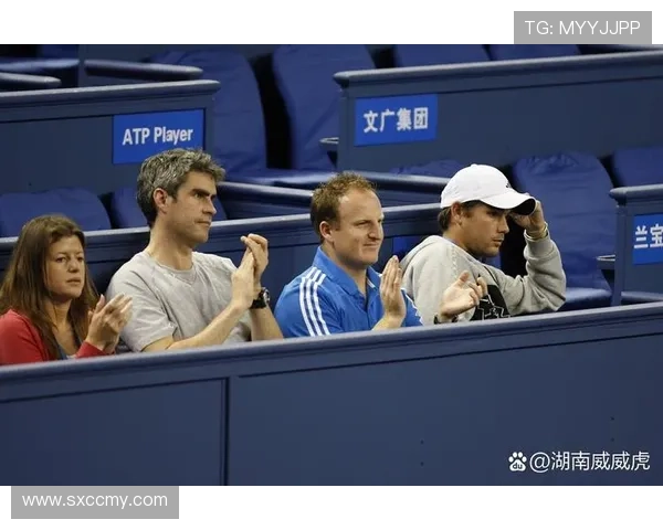 网球大师赛激战正酣 赛场焦点聚焦顶级选手争夺冠军桂冠